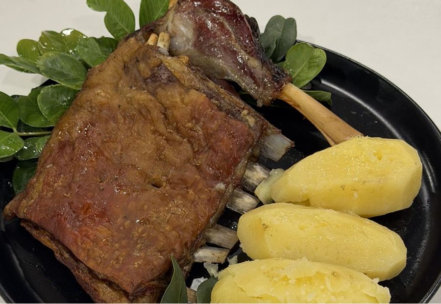 Kleftiko kebabı — siyah tabakta