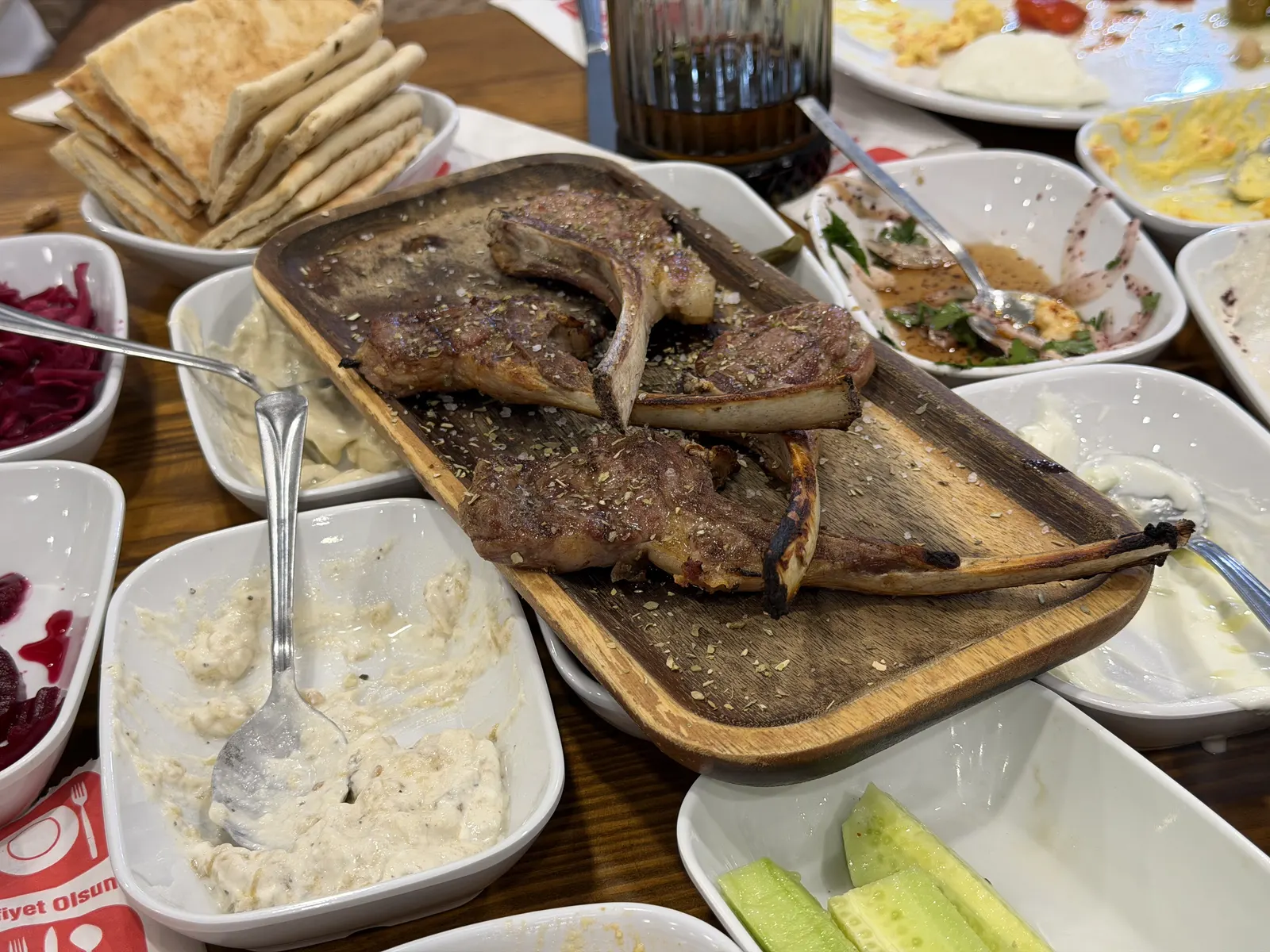Kuzu pirzola, Kıbrıs mezeleri ve sıcak pideyle kurulan ocakbaşı sofrası