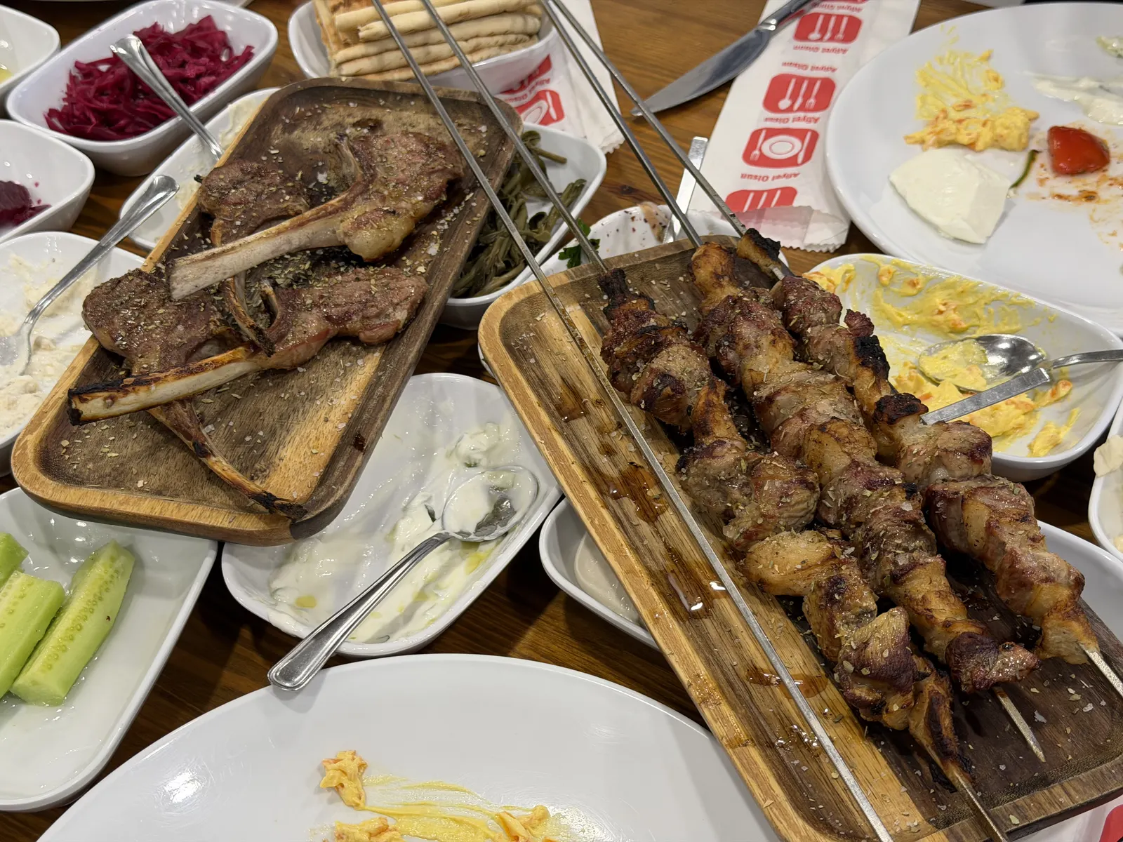Kuzu pirzola, et şiş ve mezelerden oluşan paylaşım sofrası