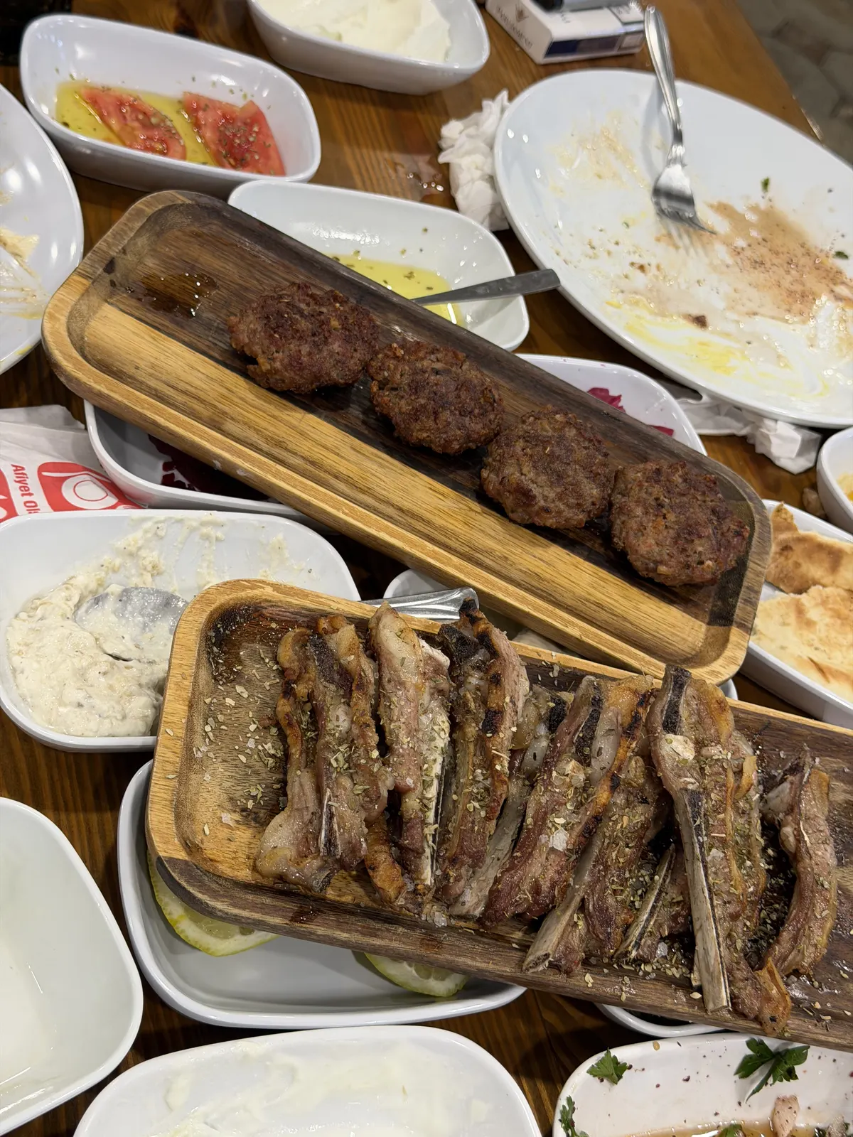 Izgara kasap köfte ve kuzu kaburga tabağı