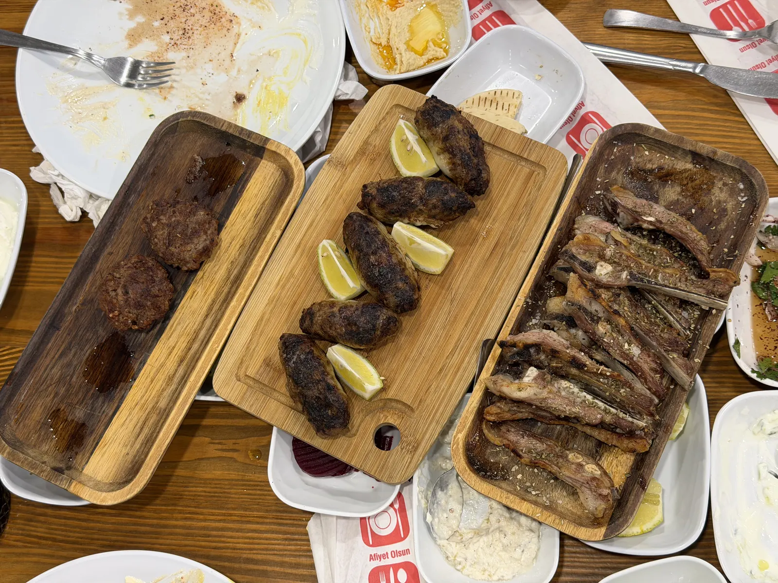 Kasap köfte, şeftali kebabı ve kuzu kaburgalı ocakbaşı sunumu