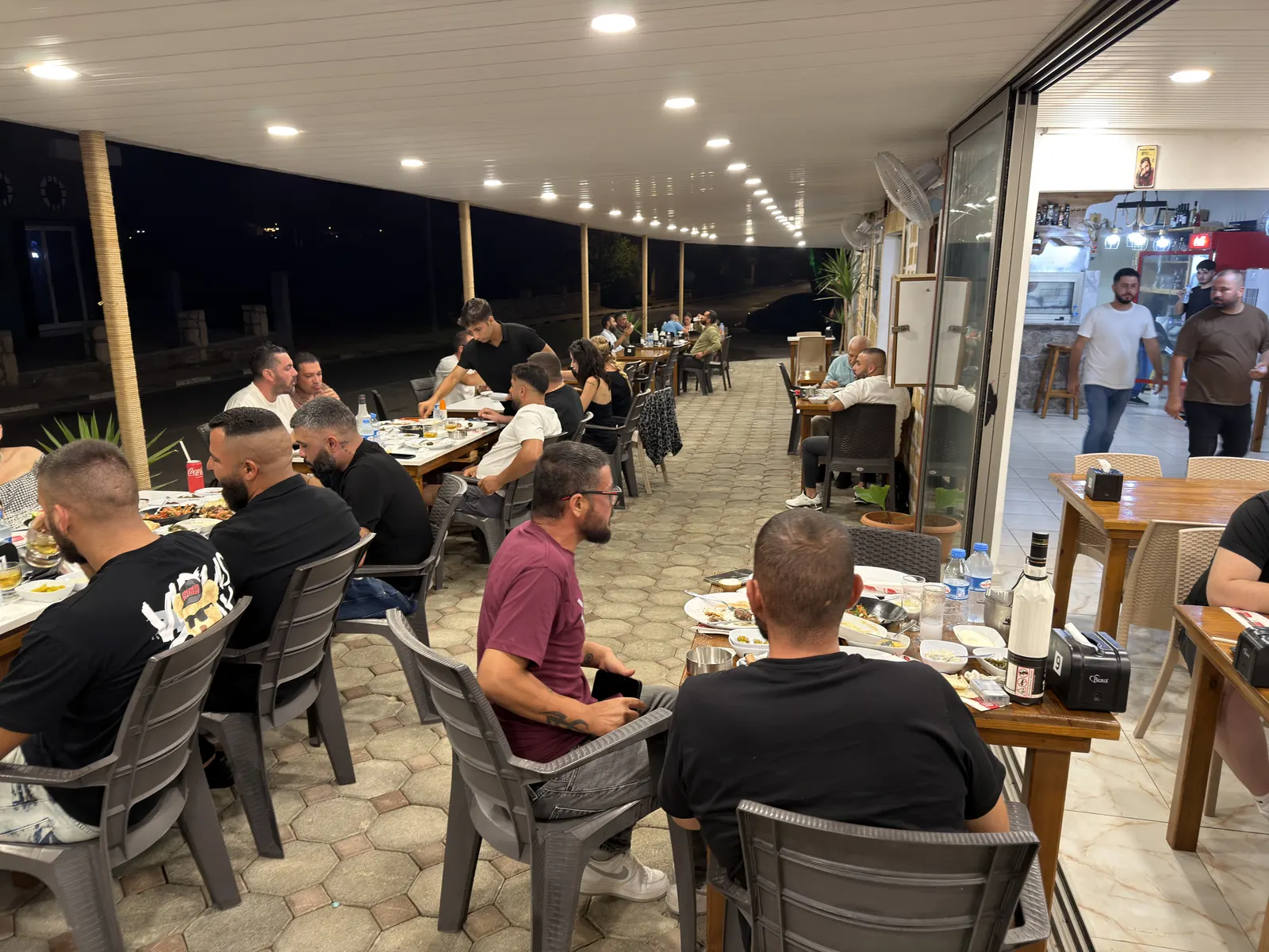 Ocakbaşı Butik Kasap'ın akşam servisindeki açık hava masaları