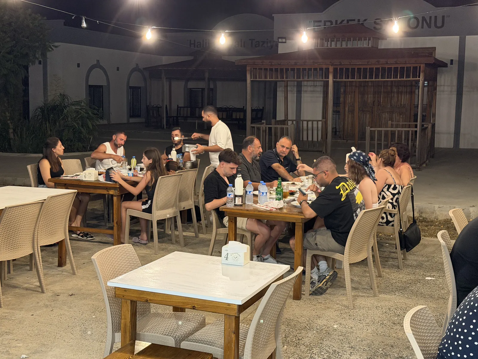 Dipkarpaz'da ailelerin yemek yediği açık hava restoran bölümü
