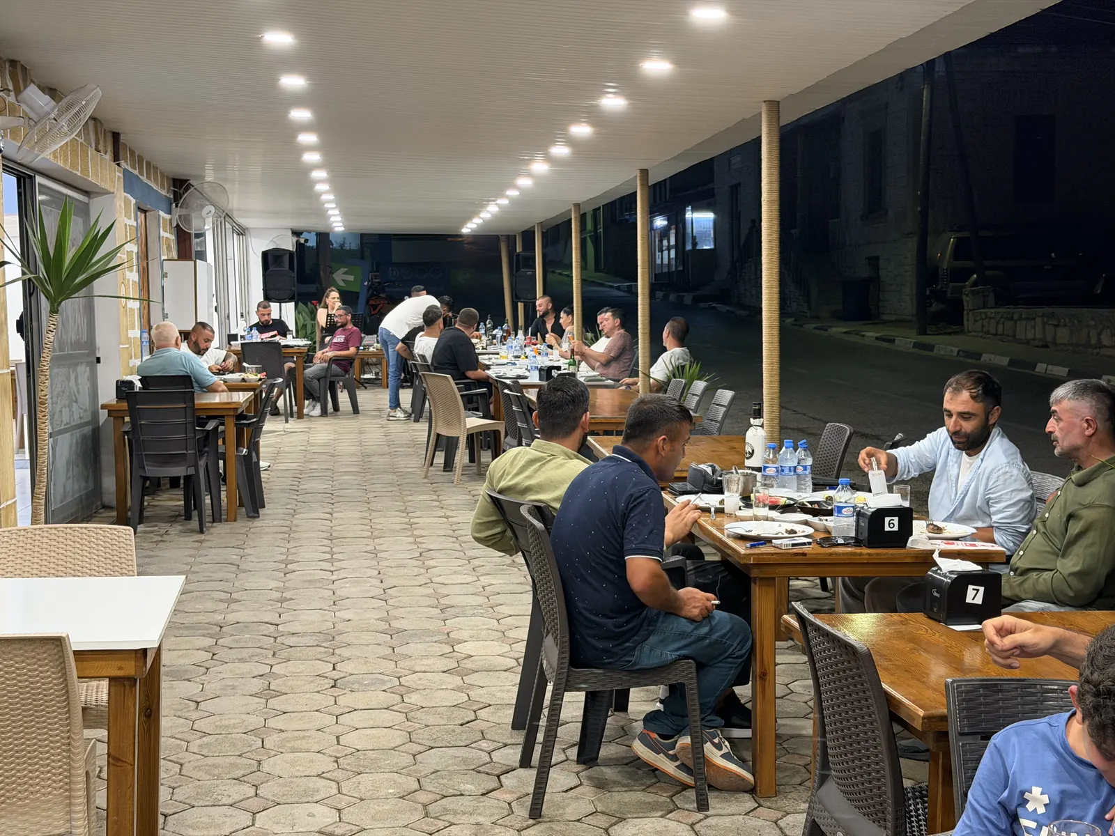 Ocakbaşı Butik Kasap'ın üstü kapalı geniş açık hava terası