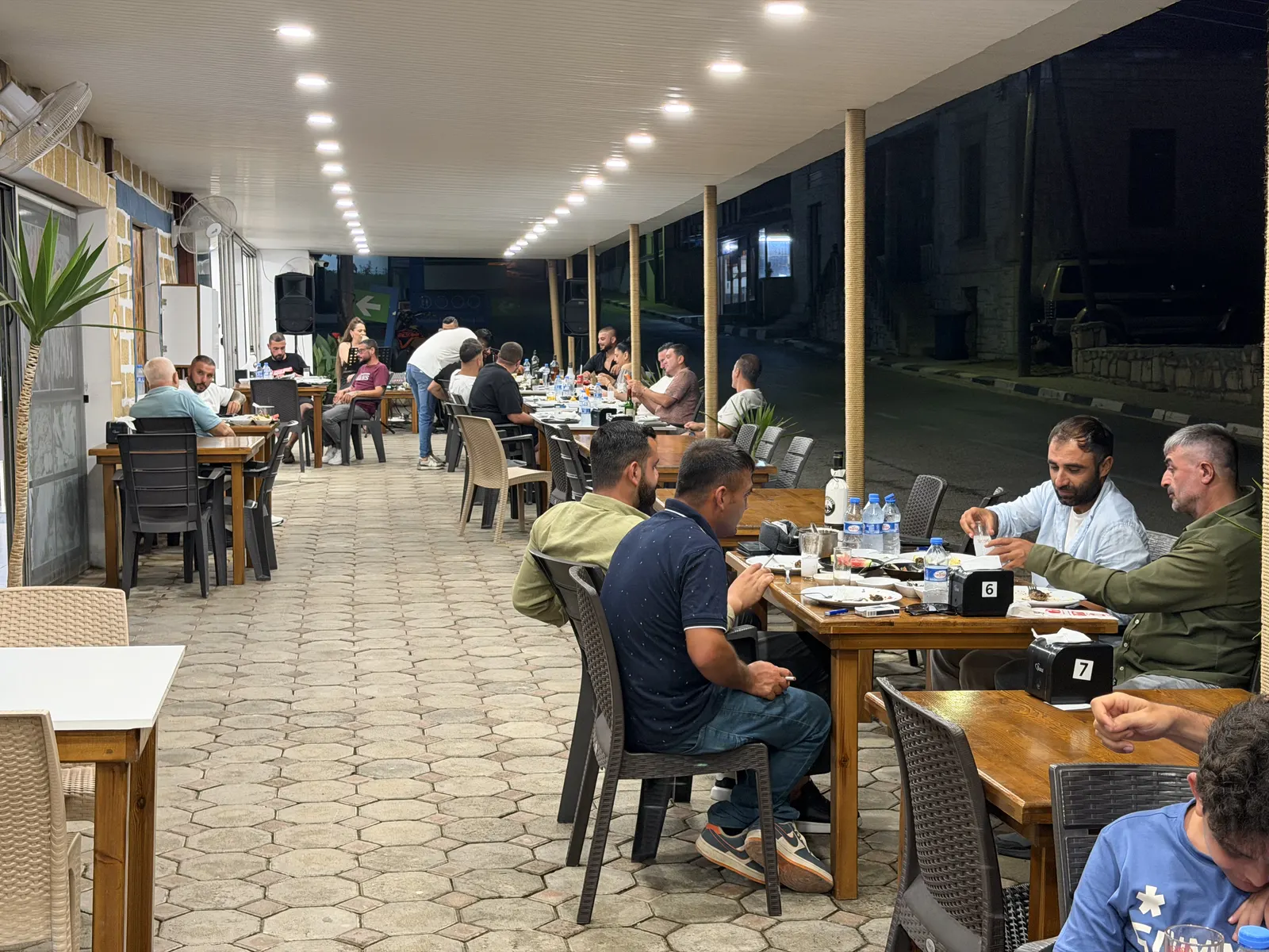 Dipkarpaz restoranının gece servisindeki teras ve misafirler