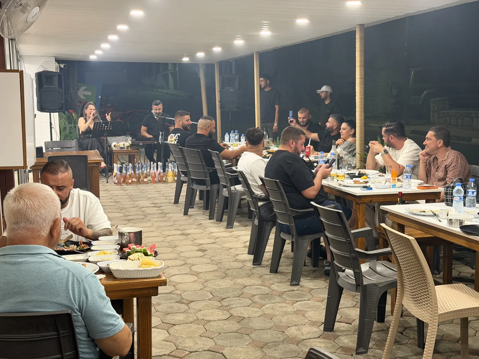 Canlı müzik eşliğinde Kıbrıs mezeleri ve kebap sofrası