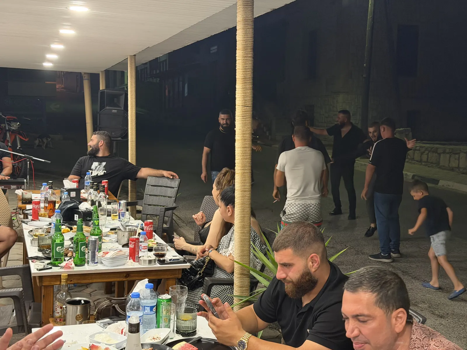 Açık hava terasında aile ve arkadaşlarla akşam yemeği