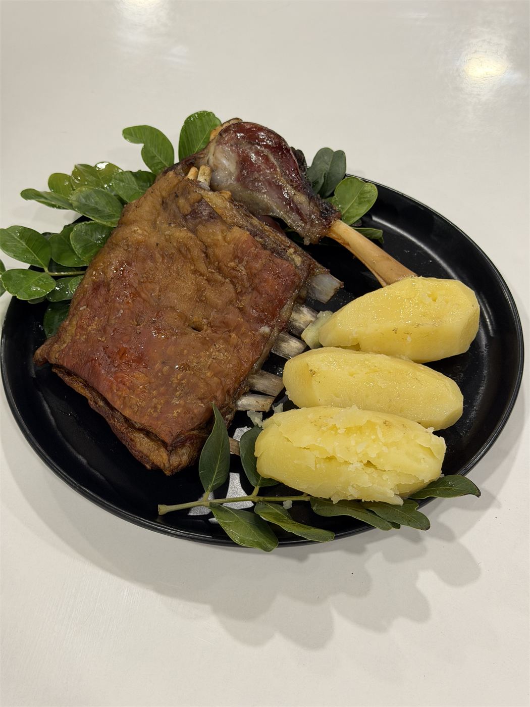 Kleftiko kebabı: kaburga, incik, patates ve harnup yaprakları